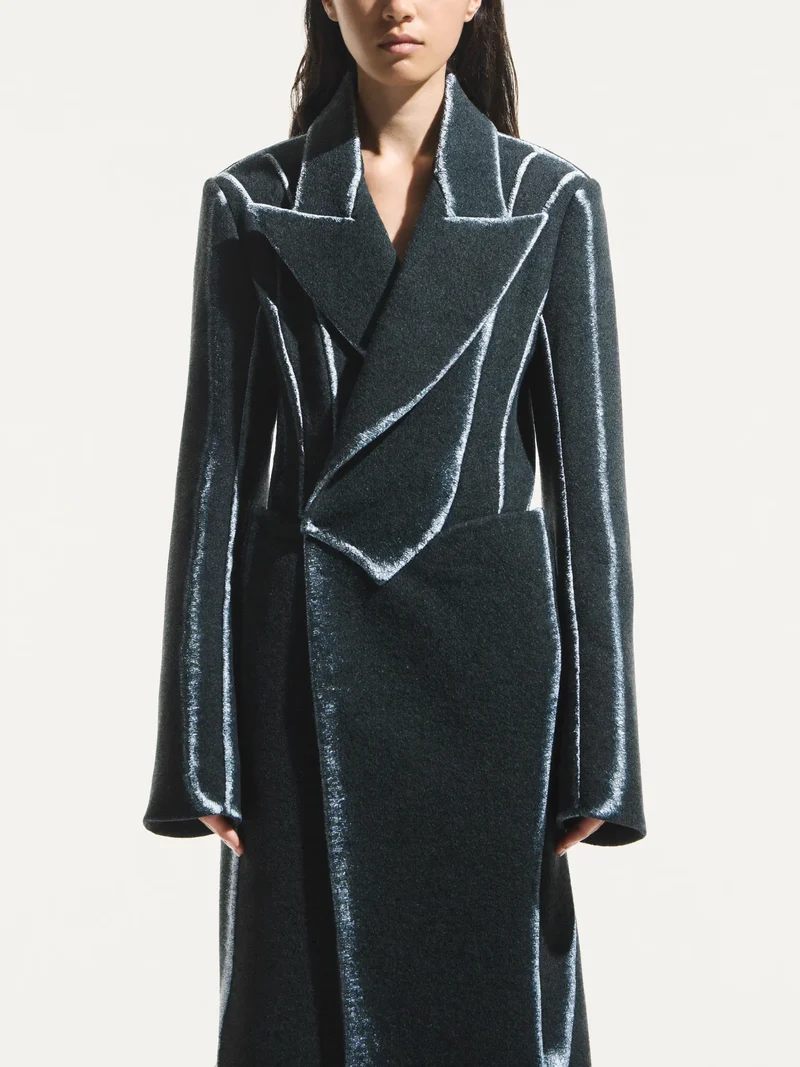 Studio illustrato di cappotto asimmetrico in lana carbone