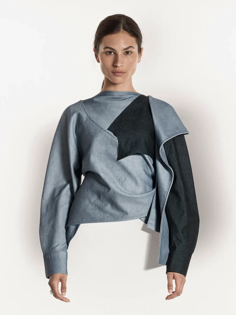 Studio illustrato di top drappeggiato a pannelli astratti